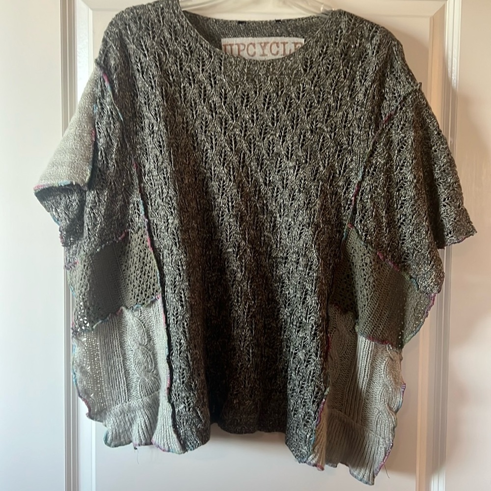 Cute pullover vest, no seams, boutique purchase. No size.